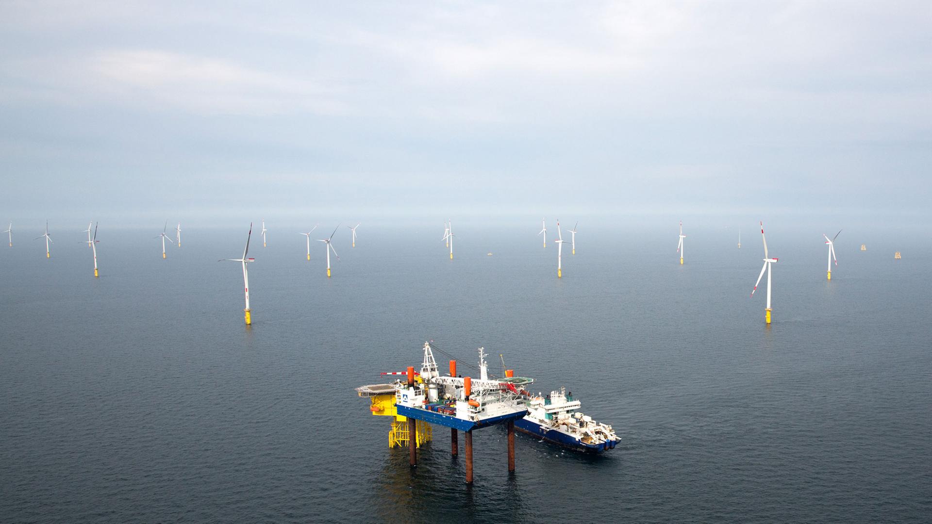 Die Installationshubinsel "Thor" steht am 21.05.2014 bei Montagearbeiten an der Konverterplattform "Meerwind Süd/Ost" im Offshore Windpark von WindMW in der Nordsee rund 16 Seemeilen vor Helgoland, Schleswig-Holstein.