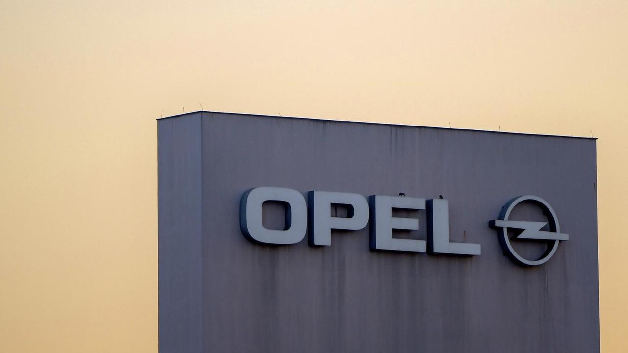 Logo von Opel an einem Gebäude in Rüsselsheim