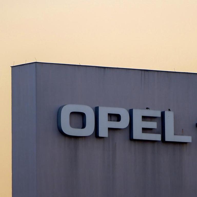 Ein Gebäude mit dem Opel-Logo in Rüsselsheim steht in der Abendsonne.
