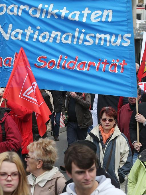 Teilnehmer der zentralen Kundgebung des Deutschen Gewerkschaftsbundes DGB zum 1. Mai ziehen am 01.05.2015 zum Brandenburger Tor in Berlin.