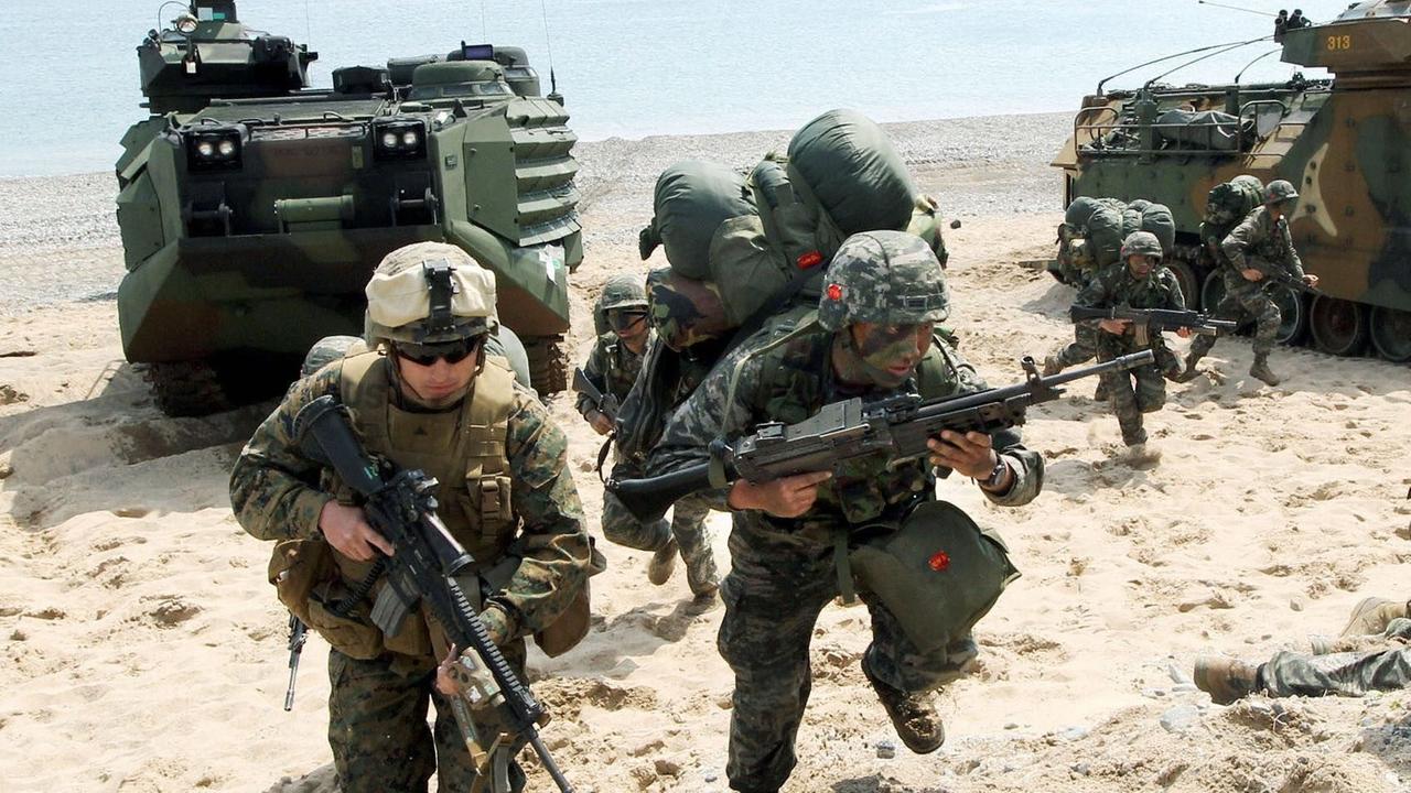 Jedes Jahr trainieren südkoreanische und US-Soldaten gemeinsam für den Ernstfall, hier zu sehen ein Landungsmanöver im Jahr 2013. Jedes Jahr trainieren südkoreanische und US-Soldaten gemeinsam für den Ernstfall, hier zu sehen ein Landungsmanöver im Jahr 2013.