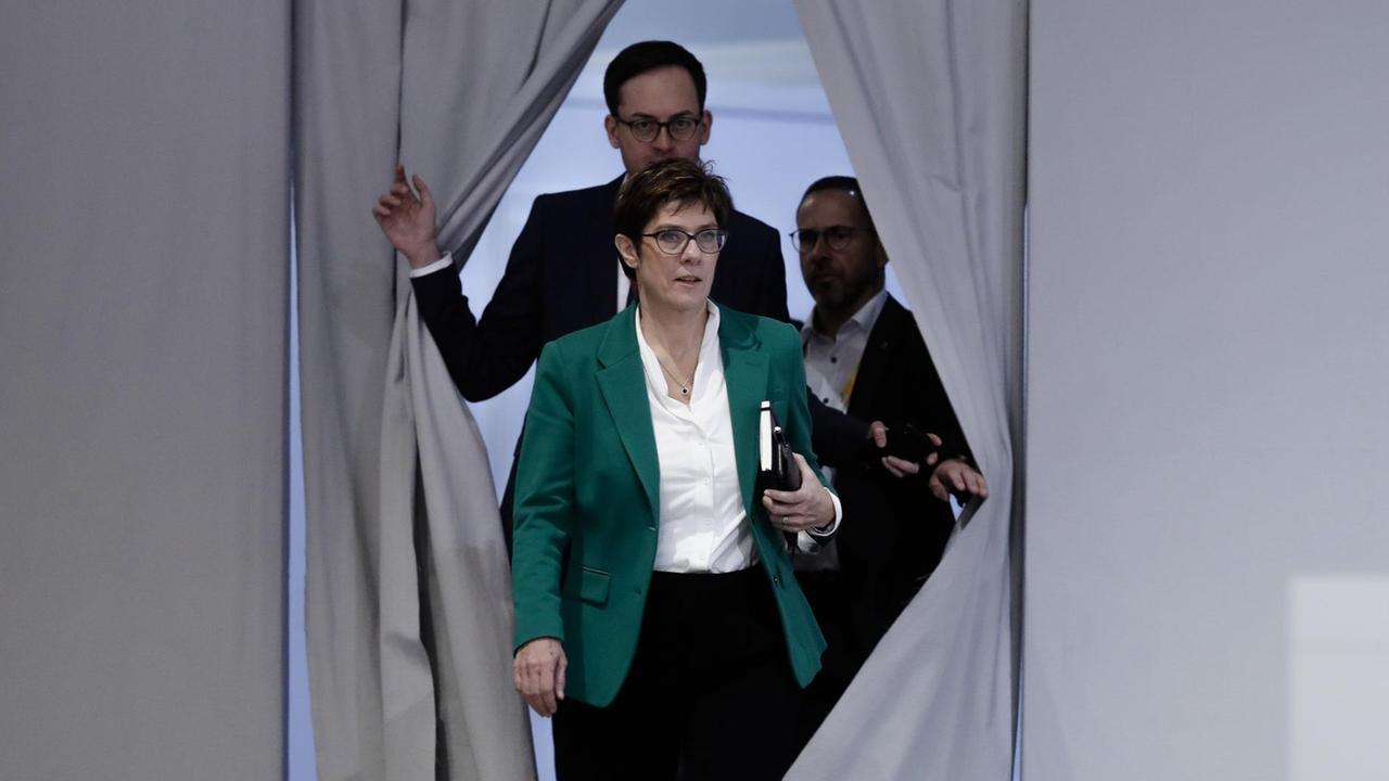 Die CDU-Vorsitzende Annegret Kramp-Karrenbauer schiebt einen Vorhang zur Seite und betritt einen Raum.