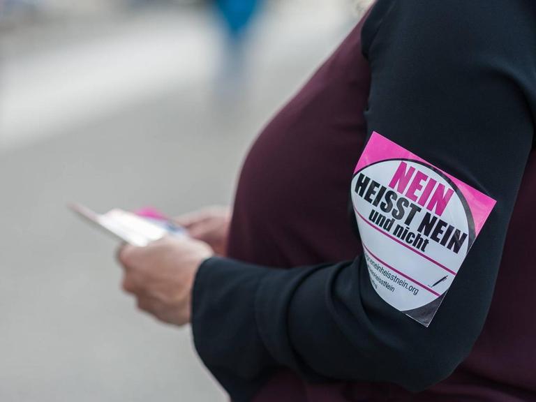 Nein heisst Nein steht während einer Kundgebung in Berlin, auf dem Aufkleber einer Teilnehmerin.