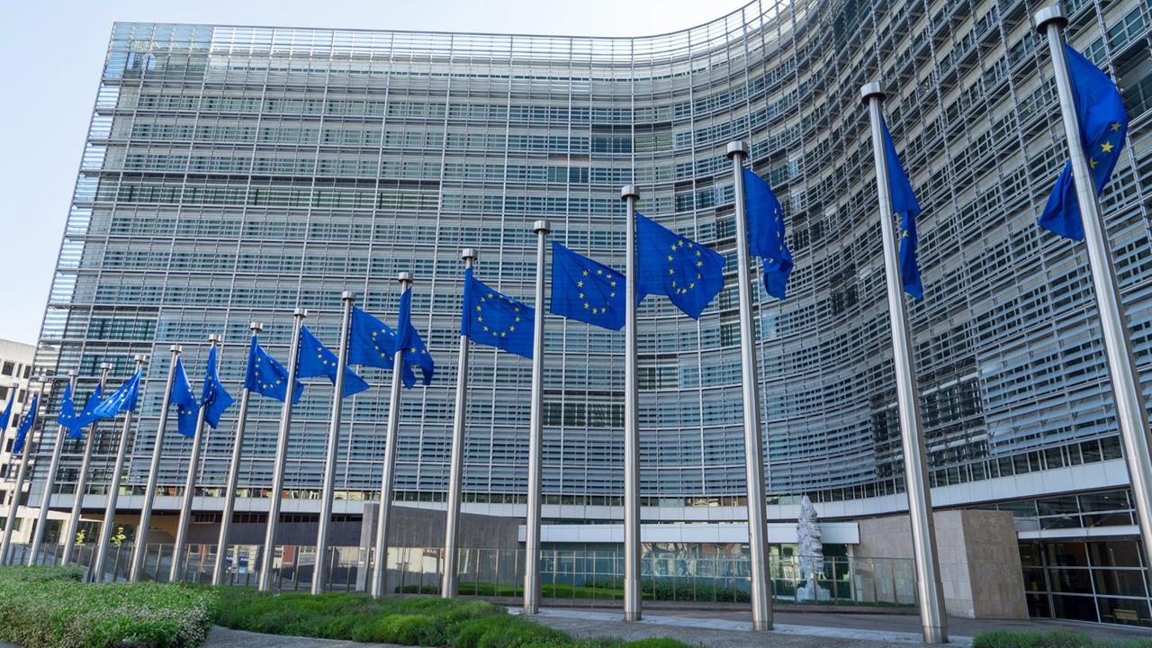 Europaflaggen vor der Europäischen Kommission in Brüssel