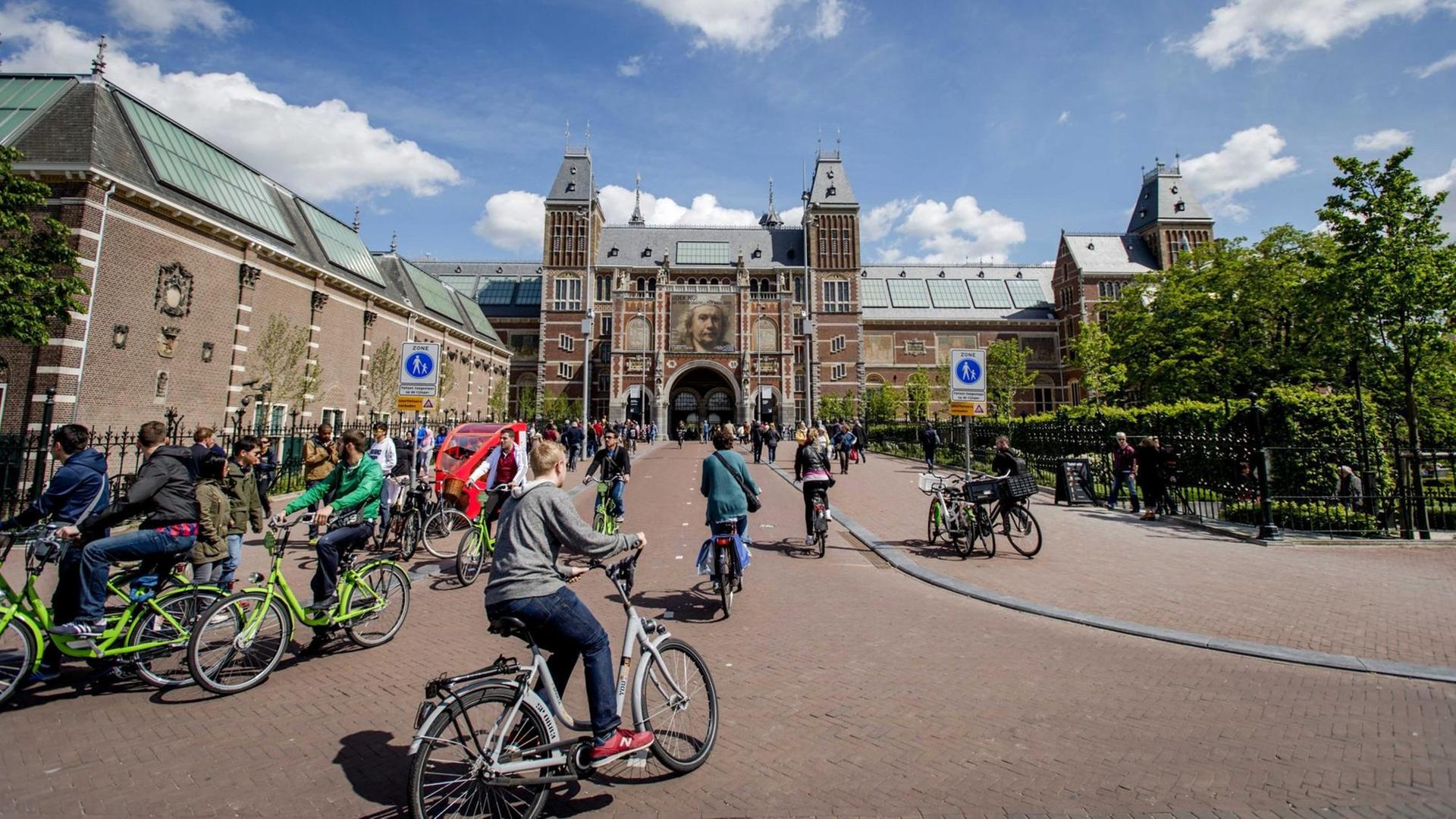 Das Rijksmuseum in Amsterdam. Foto: Robin Van / dpa
