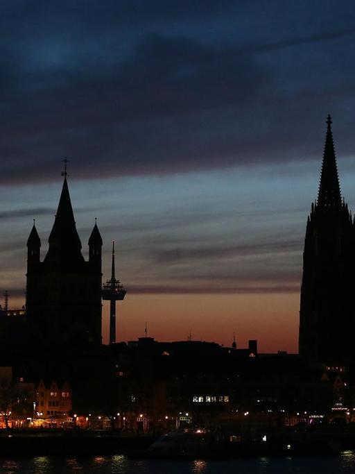 Die Altstadt, der Dom (r) und die Kirche Groß St. Martin (l) fotografiert am 20.04.2013 in Köln (Nordrhein-Westfalen). Foto: Oliver Berg/dpa
