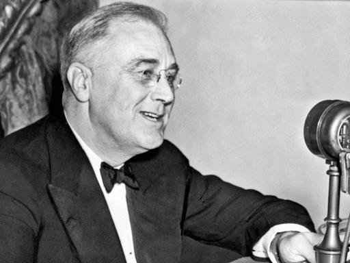 US-Präsident Franklin D. Roosevelt spricht 1937 in Washington, D.C. in ein Mikrofon.