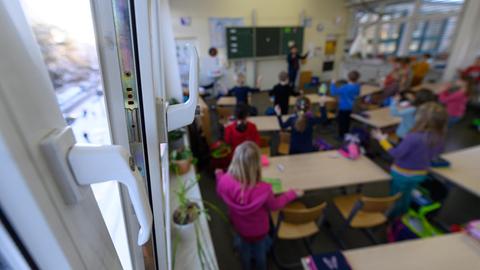 ein Fenster eines Klassenzimmers im Unterricht einer zweiten Klasse ist geöffnet.