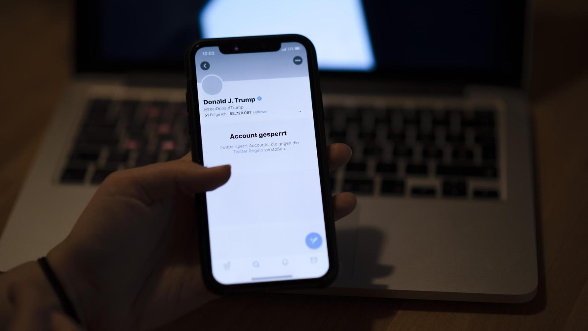 Auf einem Handydisplay ist der gesperrte Twitter-Account von US-Präsident Donald Trump zu sehen. (gestellte Szene) Auf einem Handydisplay ist der gesperrte Twitter-Account von US-Präsident Donald Trump zu sehen. (gestellte Szene)
