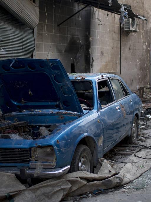 Ein kaputtes, blaues Auto steht am 10. Februar 2013 in Aleppo, Syien. Die Städte liegen in Trümmern. Die Bürger kämpfen für ihre Rechte und gegen den totalen Staat.