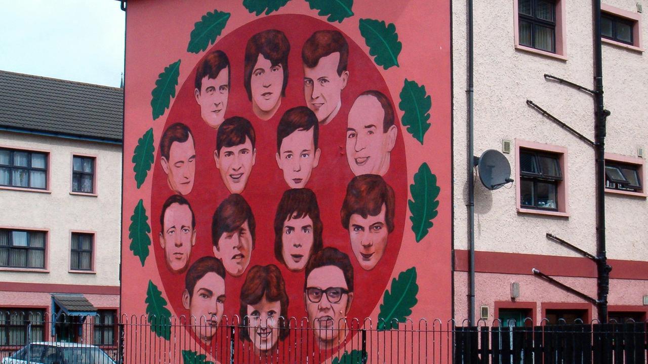 Ein Wandgemälde an einem Haus erinnert an die Opfer des "Bloody Sunday", den Blutsonntag von Londonderry am 30. Januar 1972, als eine irisch-nationalistischen Demonstration durch britische Sicherheitskräfte niedergeschlagen wurde.