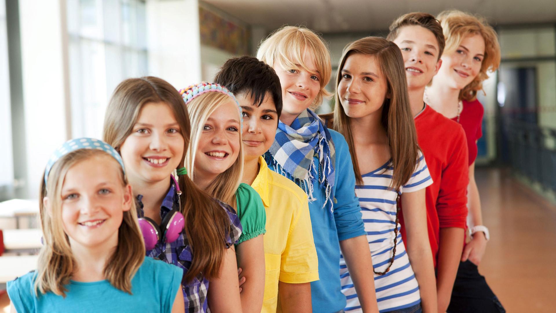Das Bild zeigt eine Gruppe von Schülern in einem Schulgebäude.