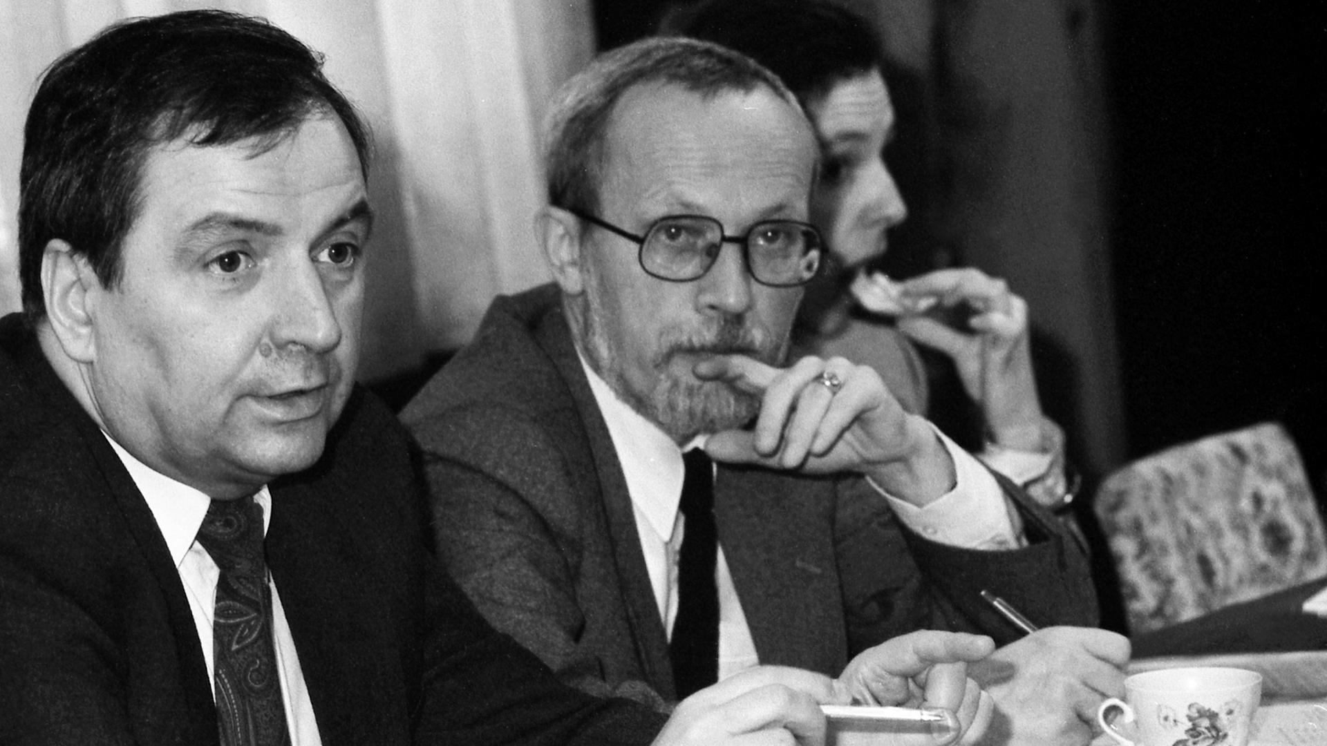 Lothar de Maizière (r.), seit November 1989 Vorsitzender der Ost-CDU - hier neben Klaus Töpfer, Bundesminister für Umwelt der BRD im Februar 1990.