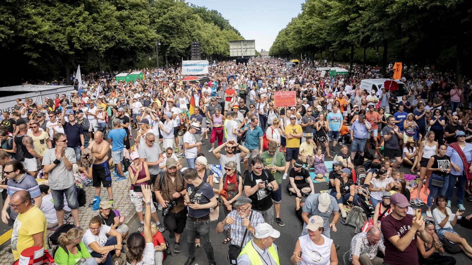 Dicht gedrängt und ohne die Abstandsregeln zu beachten, stehen Tausende bei einer Kundgebung gegen die Corona-Beschränkungen in Berlin.