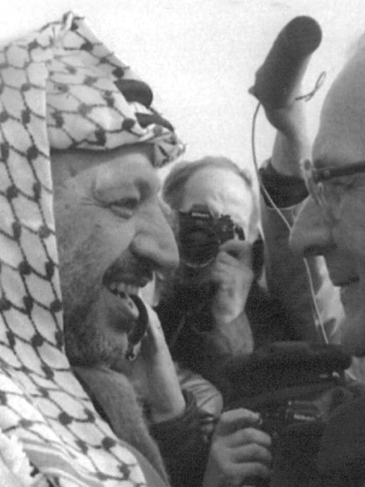 Der PLO-Vorsitzende Jassir Arafat wird bei seiner Ankunft in Ost-Berlin am 9. März 1982 vom DDR-Staatsratsvorsitzenden Erich Honecker mit den protokollarischen Ehren eines Staatsoberhauptes empfangen.