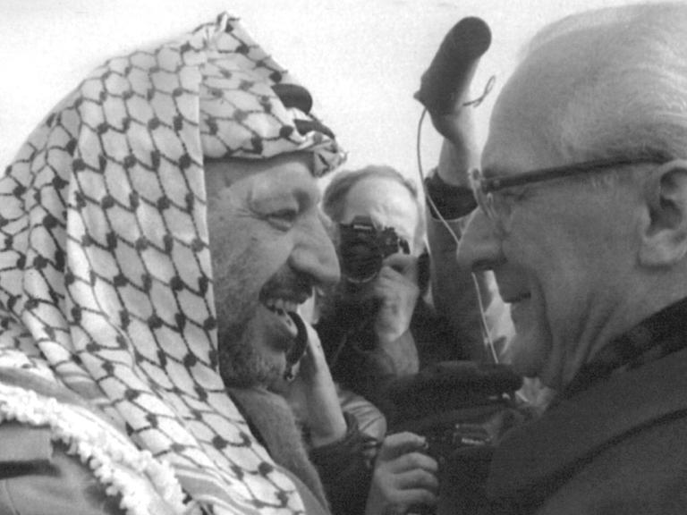 Der PLO-Vorsitzende Jassir Arafat wird bei seiner Ankunft in Ost-Berlin am 9. März 1982 vom DDR-Staatsratsvorsitzenden Erich Honecker mit den protokollarischen Ehren eines Staatsoberhauptes empfangen.
