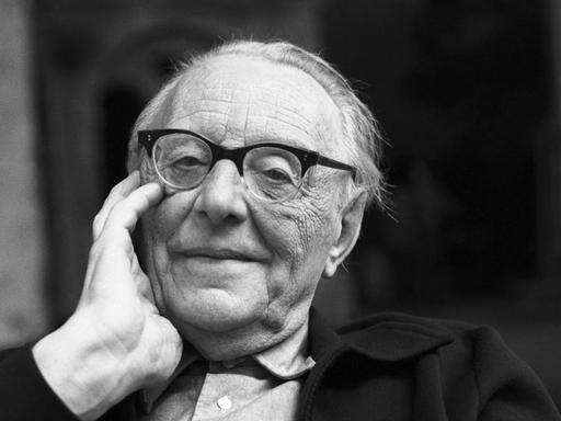Carl Orff während der TV-Verfilmung zur Oper 'Carmina Burana' in München, Mitte der 1970er Jahre.