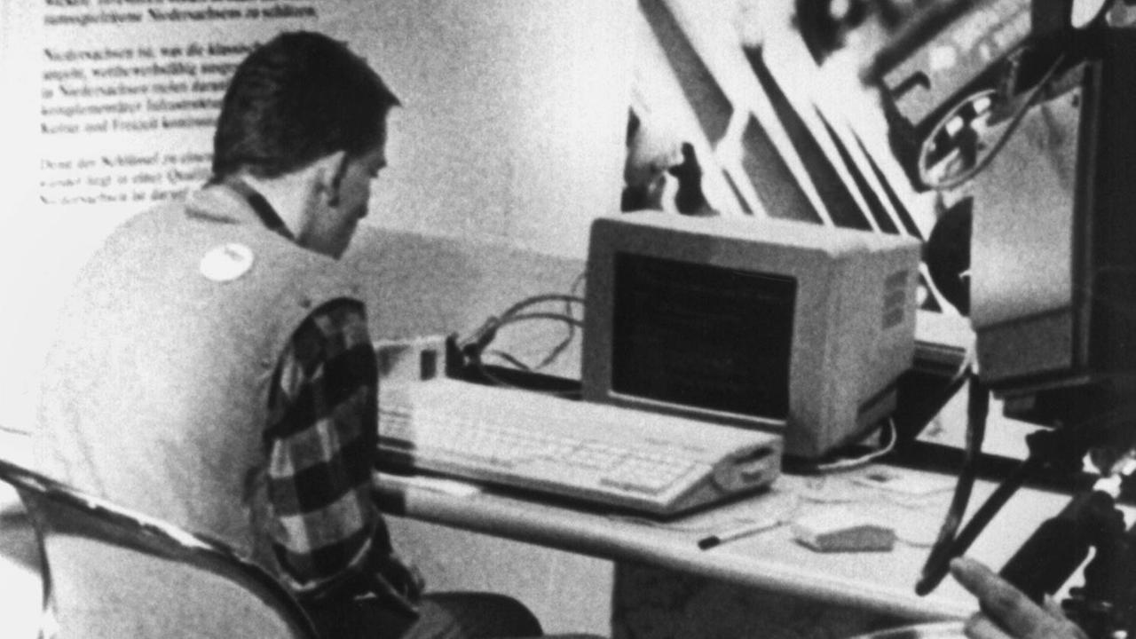 Der 21-jährige Karl Koch sitzt 1986 am Stand des Landes Niedersachsen bei der Computermesse "CeBit '86" in Hannover vor einem Computer.