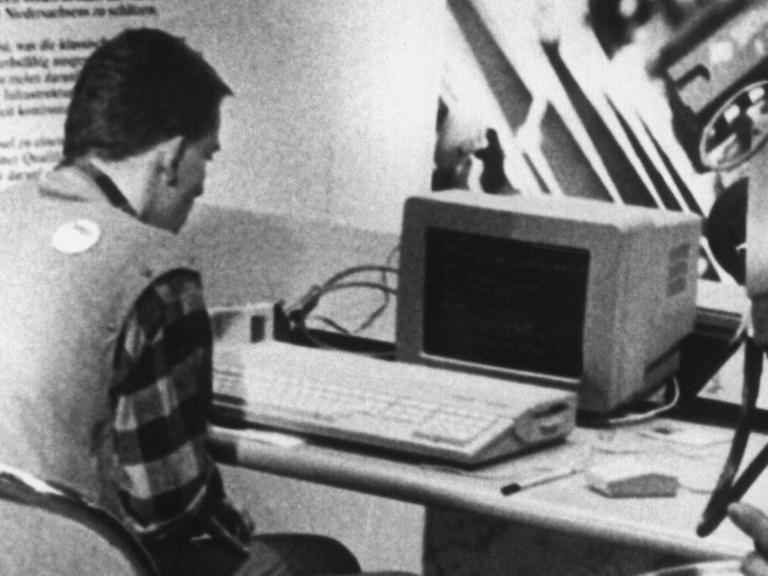 Der 21-jährige Karl Koch sitzt 1986 am Stand des Landes Niedersachsen bei der Computermesse "CeBit '86" in Hannover vor einem Computer.