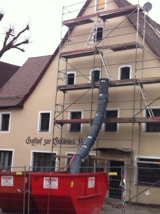 Die geplante Flüchtlingsunterkunft im bayerischen Vorra, die durch einen Brandanschlag im Dezember 2014 beschädigt wurde: Knapp vier Monate später hat die Polizei noch immer keine Hinweise auf die Täter.