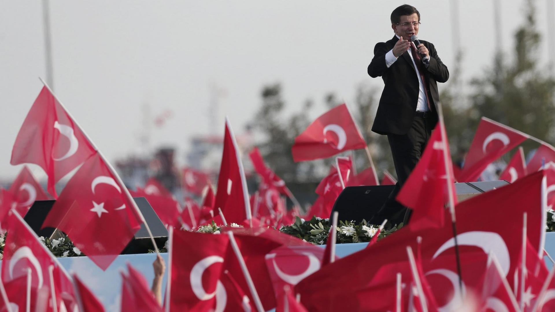 Der türkische Ministerpräsident Ahmet Davutoglu in Istanbul vor Anhängern