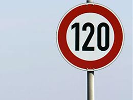 Der Verkehr fließt auf der A 81 bei Leonberg an einem Verkehrsschild vorbei, das auf das hier bestehende Tempolimit von 120 km/h hinweist. Der Verkehr fließt auf der A 81 bei Leonberg an einem Verkehrsschild vorbei, das auf das hier bestehende Tempolimit von 120 km/h hinweist.