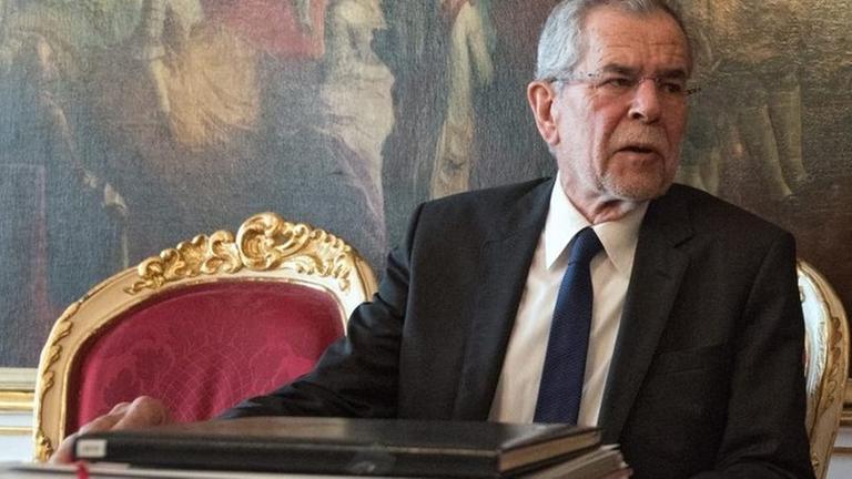 Der österreichische Bundespräsident Heinz Fischer (r.) und der künftige Bundespräsident Alexander Van der Bellen (l) sitzen das erste Mal zusammen. Der österreichische Bundespräsident Heinz Fischer (r.) und der künftige Bundespräsident Alexander Van der Bellen (l) sitzen das erste Mal zusammen.