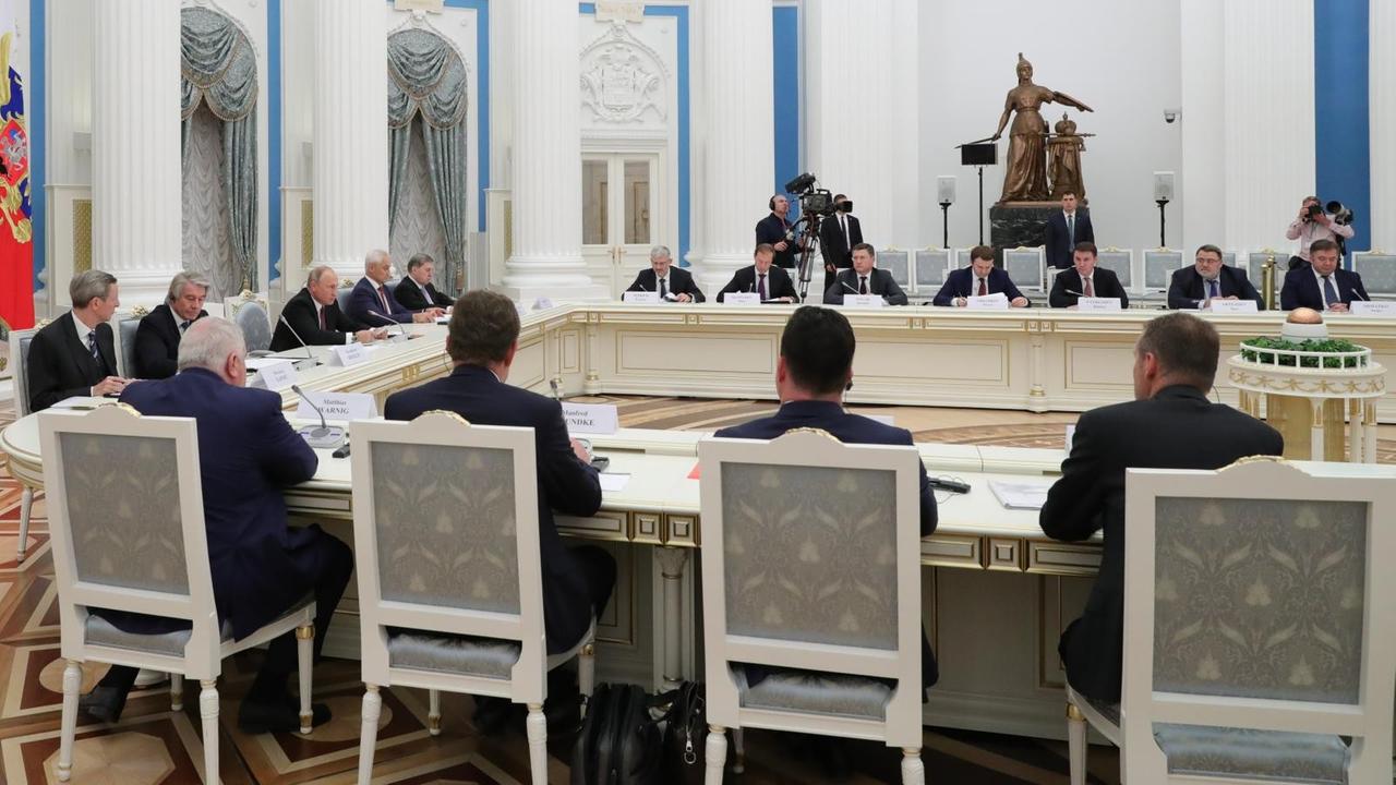 01.11.2018, Russland, Moskau: 5684987 01.11.2018 November 1, 2018. Russian President Vladimir Putin during a meeting with representatives of largest German enterprises, leaders of Germany's Committee on Eastern European Economic Relations. Mikhael Klimentyev / Sputnik Foto: Mikhael Klimentyev/Sputnik/dpa | 01.11.2018, Russland, Moskau: 5684987 01.11.2018 November 1, 2018. Russian President Vladimir Putin during a meeting with representatives of largest German enterprises, leaders of Germany's Committee on Eastern European Economic Relations. Mikhael Klimentyev / Sputnik Foto: Mikhael Klimentyev/Sputnik/dpa |