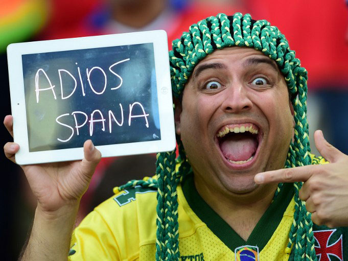 Ein chilenischer Fan verabschiedet die spanische Mannschaft aus dem WM-Turnier. Ein chilenischer Fan verabschiedet die spanische Mannschaft aus dem WM-Turnier.