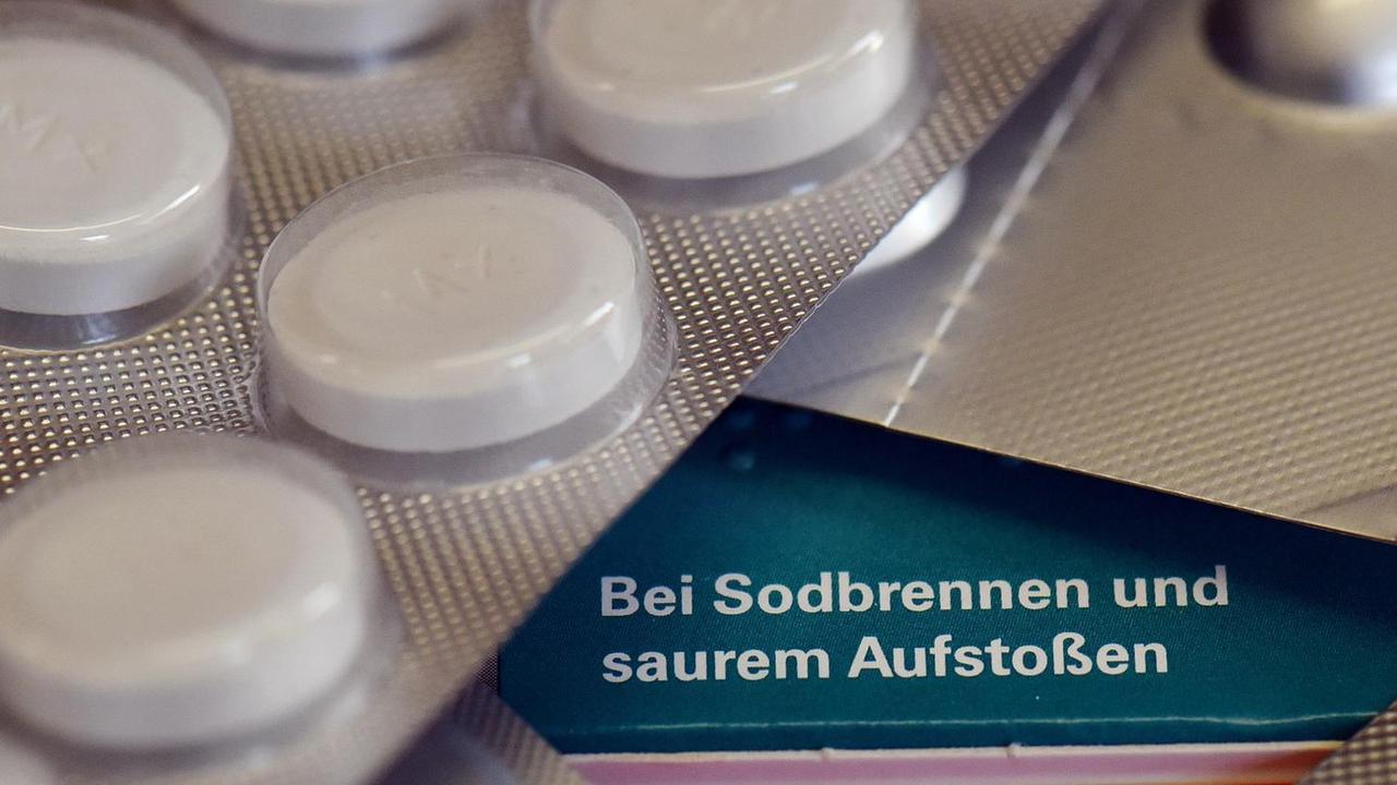 "Bei Sodbrennen und saurem Aufstoßen" steht auf einer Verpackung von Tabletten gegen Sodbrennen, Aufstoßen oder Magenschmerzen.