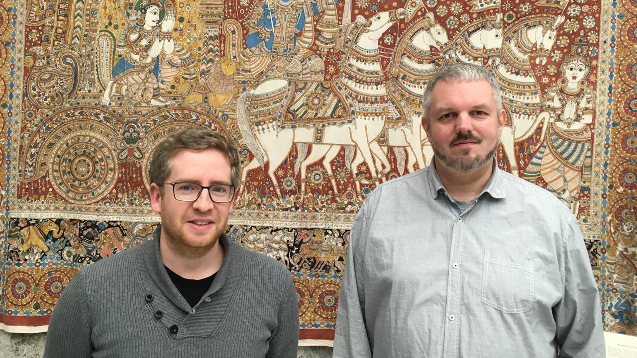 Martin Radermacher (links) und Patrick Krüger (rechts) von der Ruhr-Universität-Bochum im Haus Völker und Kulturen in Sankt Augustin