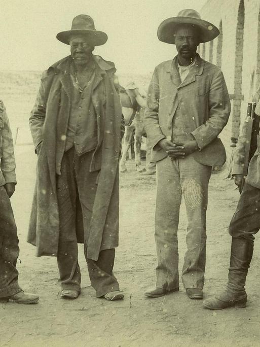 Foto von Kahimemua und Nikodemus, gefangen genommen von deutschen Soldaten.