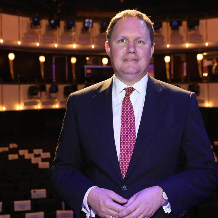 Der Hamburger Kultursenator Carsten Brosda steht am 20.06.2017 auf der Bühne im Thalia Theater in Hamburg nach der Verleihung der Studio Hamburg Nachwuchspreise. 