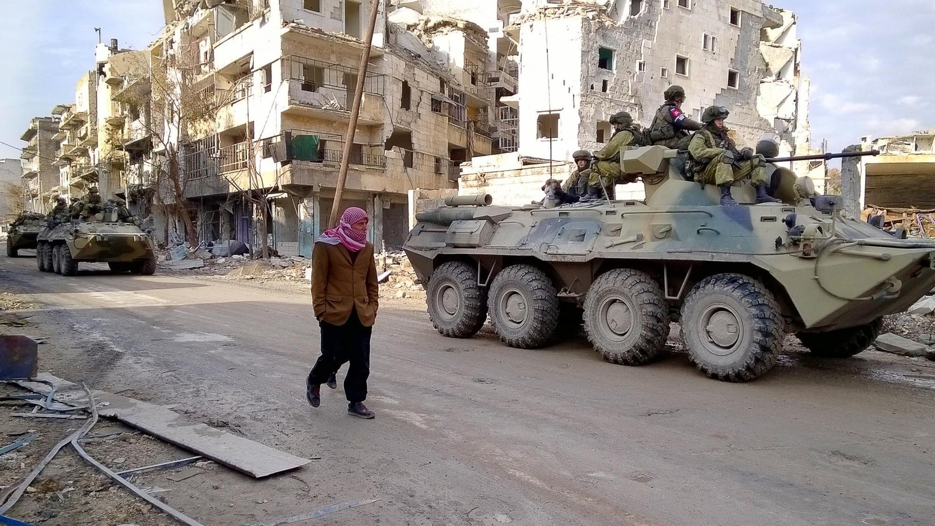 Russische Soldaten in einer Straße im Ostteil der zerstörten syrischen Großstadt Aleppo.