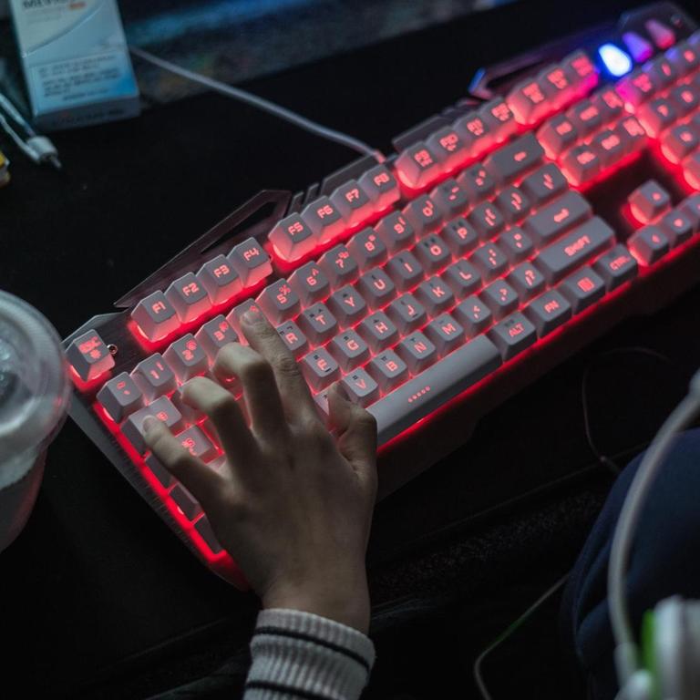 Eine Frau schreibt auf der Tastatur eines Computers.
