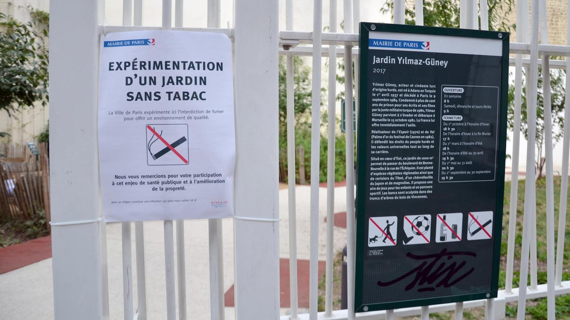 Am Eingang des Jardin Yilmaz Güney im zehnten Stadtbezirk weist ein Schild darauf hin, dass es sich um einen "Nichtraucher-Park" handelt.
