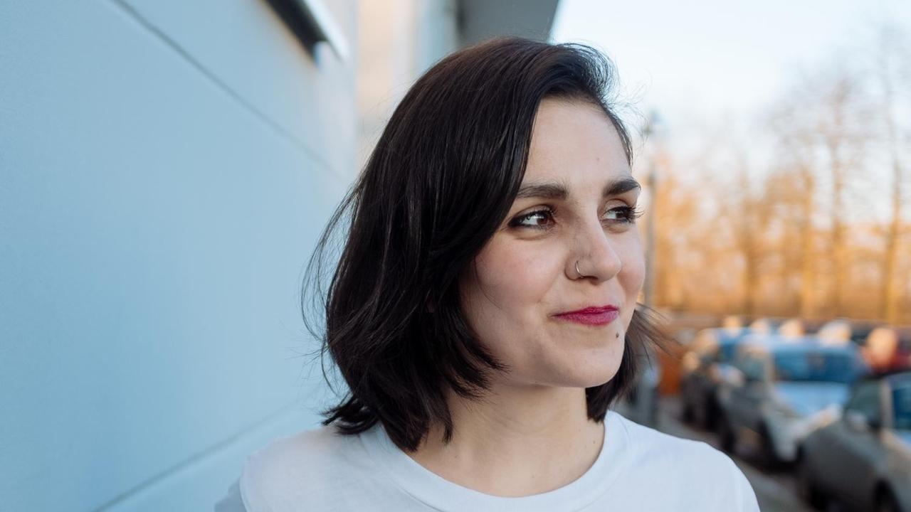 Die Journalistin und Autorin Julia Korbik trägt ein T-Shirt auf dem "Bonjour Simone" steht