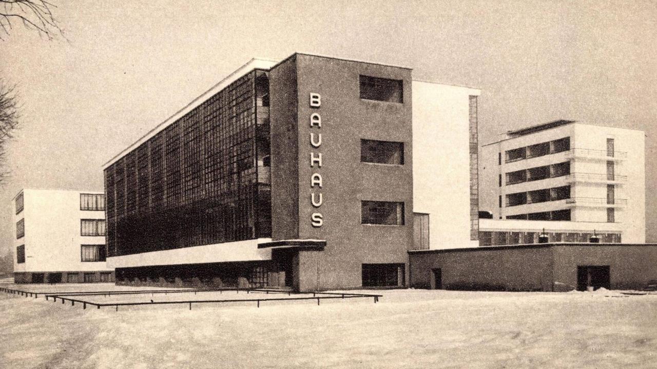 Alte schwarz-weiß Aufnahme vom Bauhaus in Dessau ca. 1935.