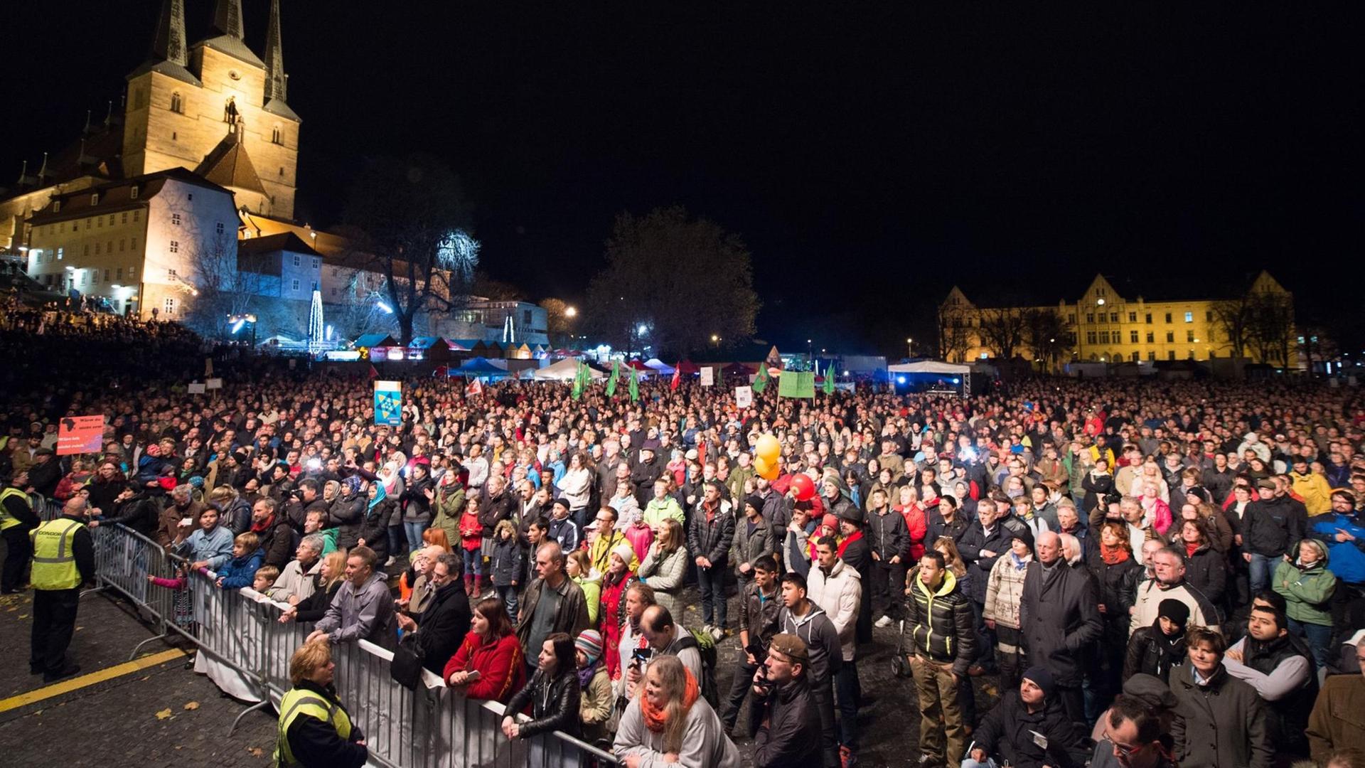 Tausende Menschen stehen auf dem Domplatz in Erfurt während einer Kundgebung für Mitmenschlichkeit und Toleranz.