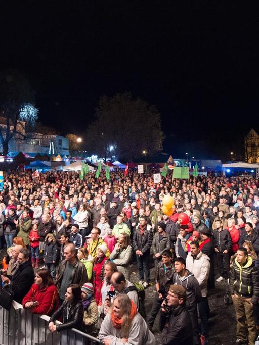 Tausende Menschen stehen auf dem Domplatz in Erfurt während einer Kundgebung für Mitmenschlichkeit und Toleranz.