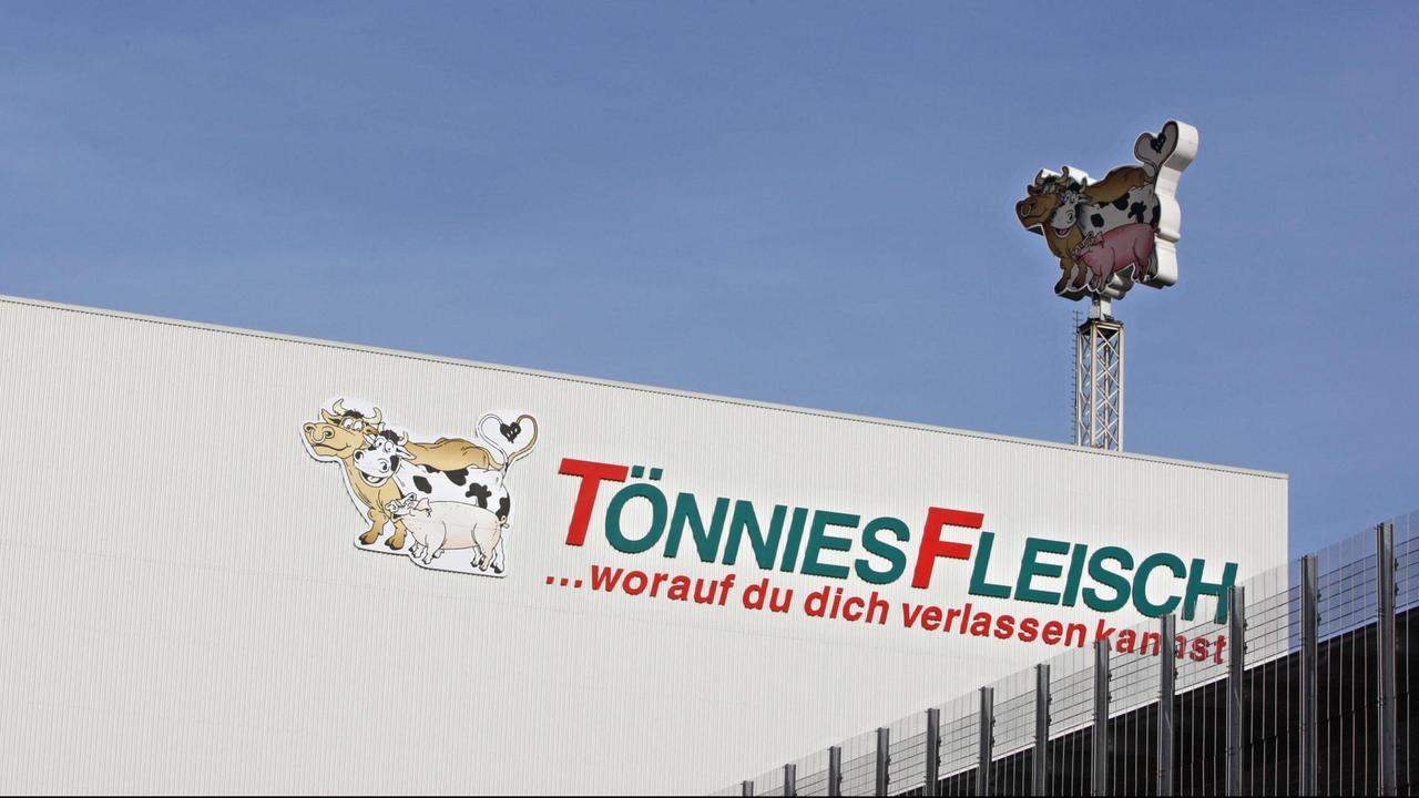Die Wurstfabrik B & C Tönnies GmbH & Co.KG in Rheda-Wiedenbrück. Auf der Fassade steht der Firmenname und der Zusatz "... worauf du dich verlassen kannst". Auf dem Dach stehen Tierfiguren, deren Schwänze sich zu einem Herz formen.