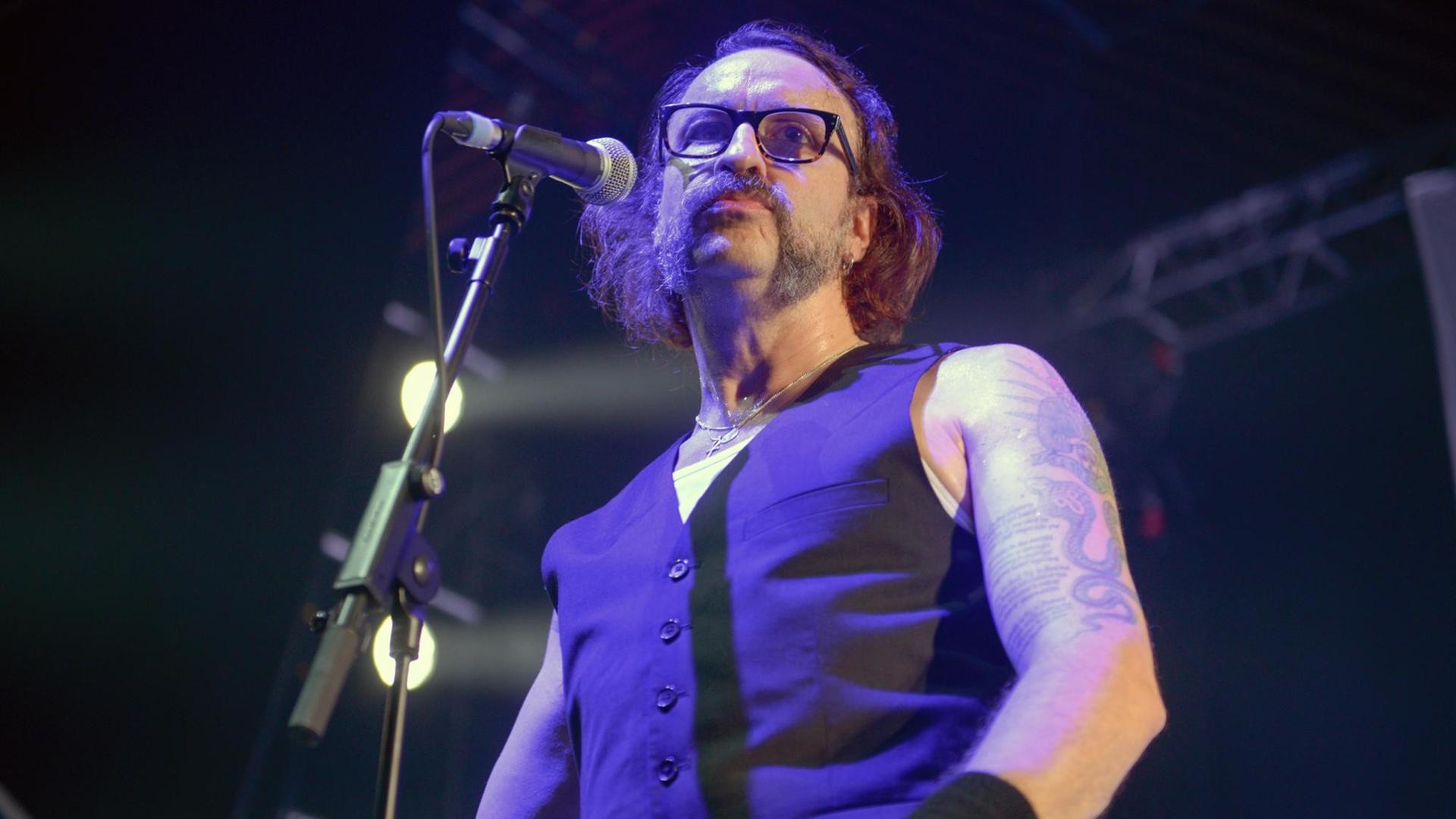 Alexander Hacke von der Band "Einstürzende Neubauten" bei einem Konzert in Berlin. Alexander Hacke von der Band "Einstürzende Neubauten" bei einem Konzert in Berlin.