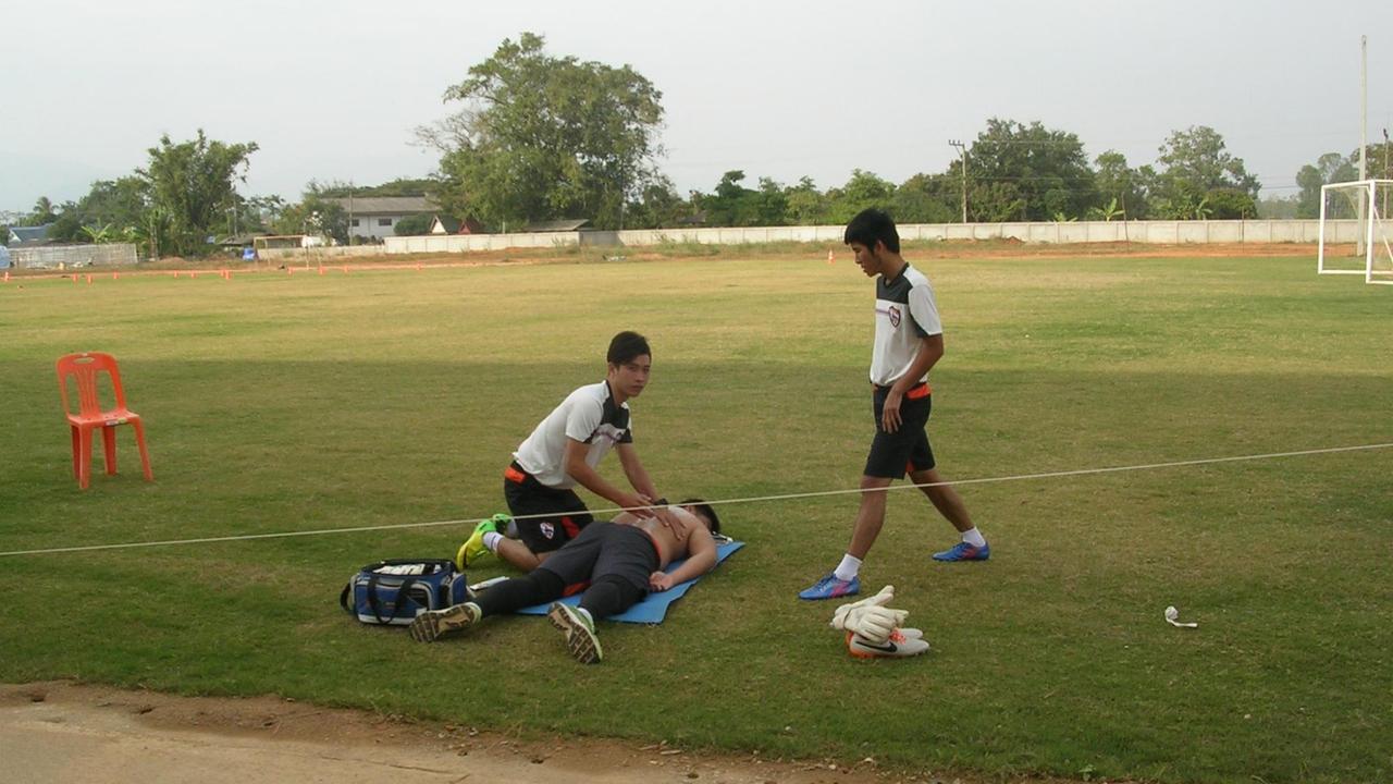 Massage gehört in Thailand zum Fußball dazu - auch auf dem Feld.