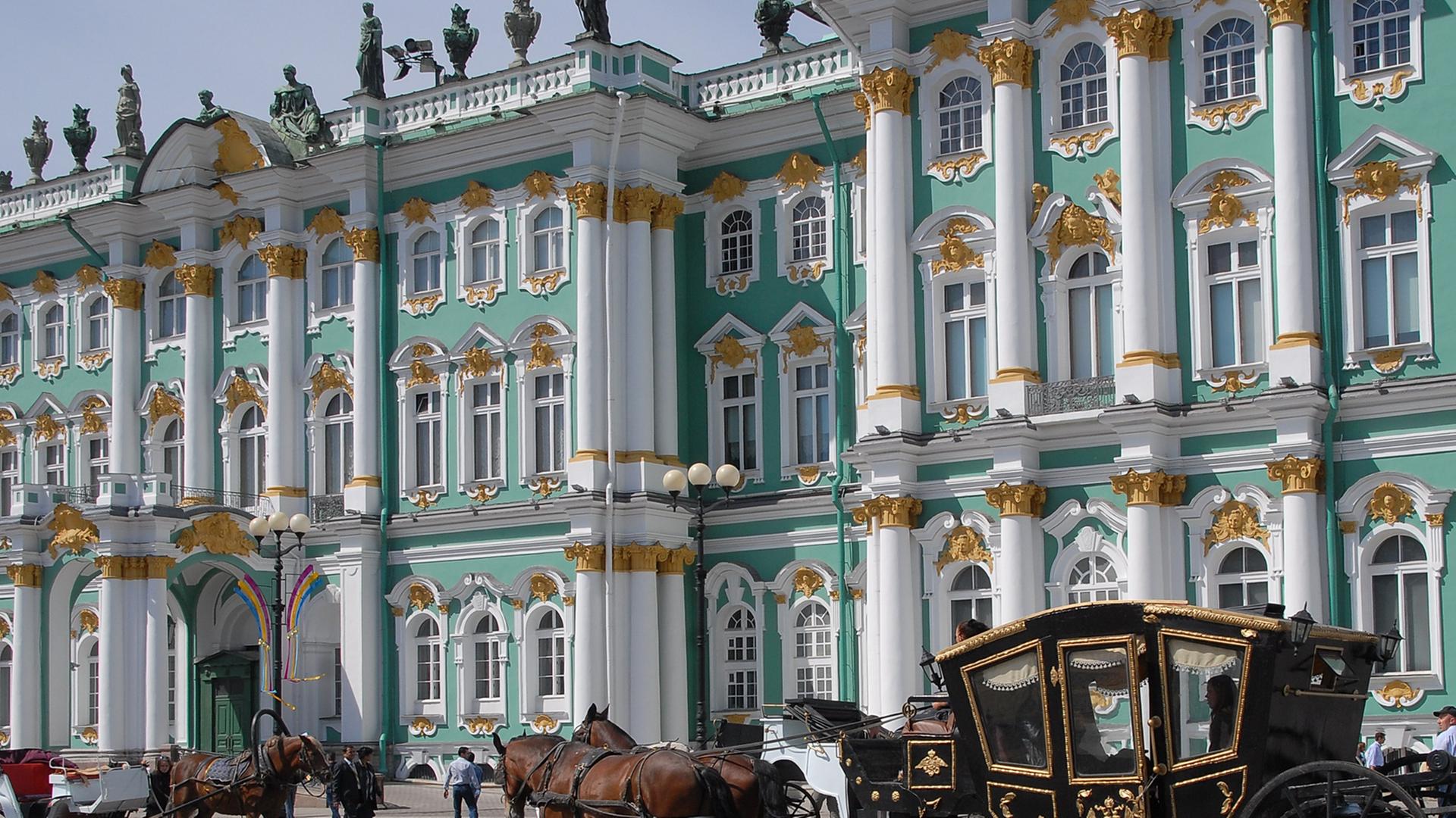 Die Eremitage in Sankt Petersburg im Jahr 2009 - mit historischer Kutsche