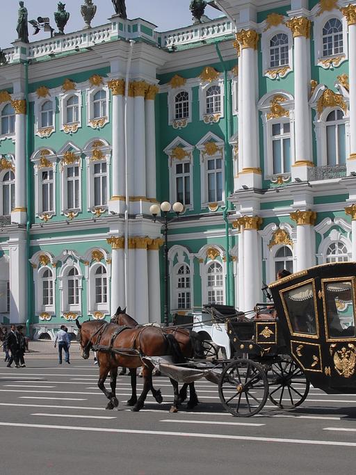 Die Eremitage in Sankt Petersburg im Jahr 2009 - mit historischer Kutsche