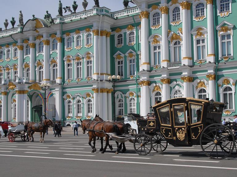 Die Eremitage in Sankt Petersburg im Jahr 2009 - mit historischer Kutsche