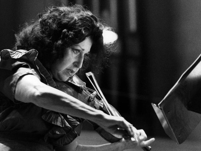 "Ich bin dazu da, dem Komponisten zu dienen": Ida Haendel, hier 1989 in München, pflegte ein Repertoire von Johann Sebastian Bach bis Allan Pettersson
