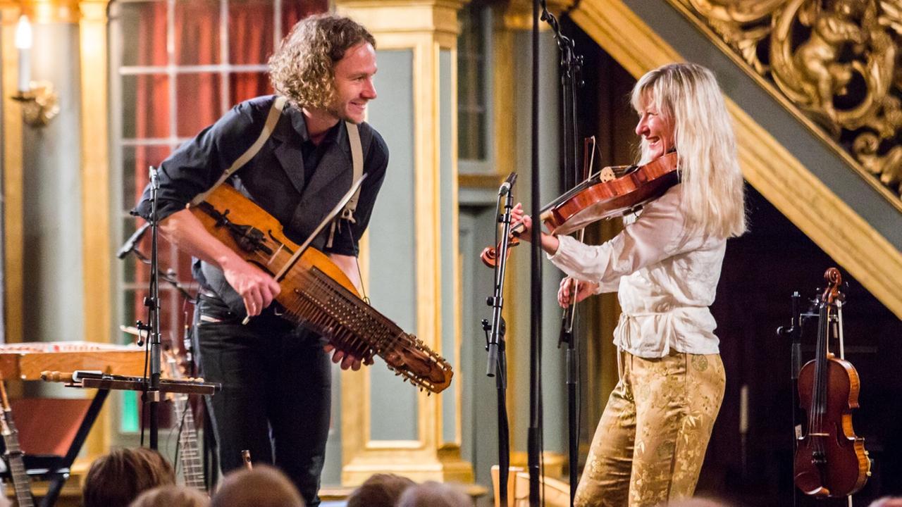 Ale Möller mit Nyckelharpa und Lena Willemark mit Violine auf dem Podium im Konzert