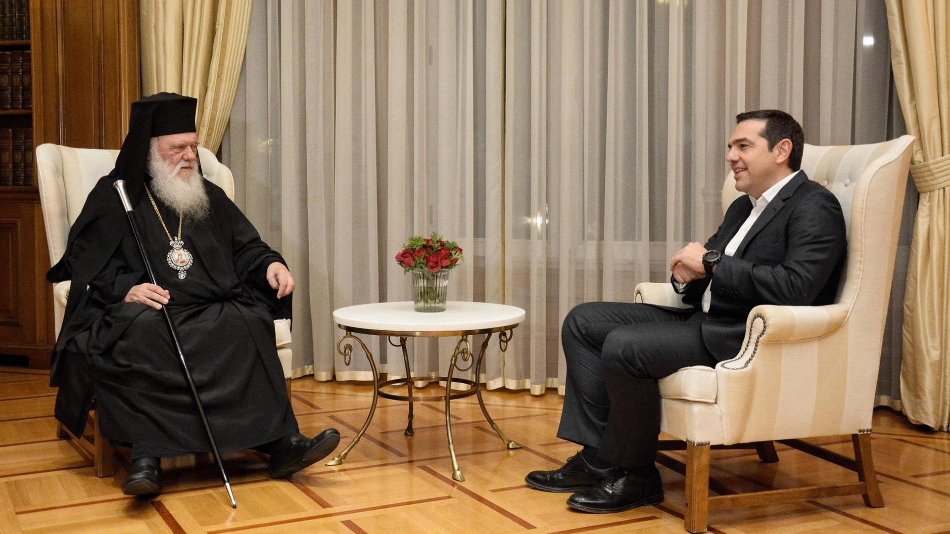 Der griechische Premierminister Alexis Tsipras bei einem Treffen mit Erzbischof Hieronymus im November 2018.