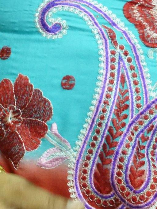 Bauch einer schwangeren indischen Leihmutter